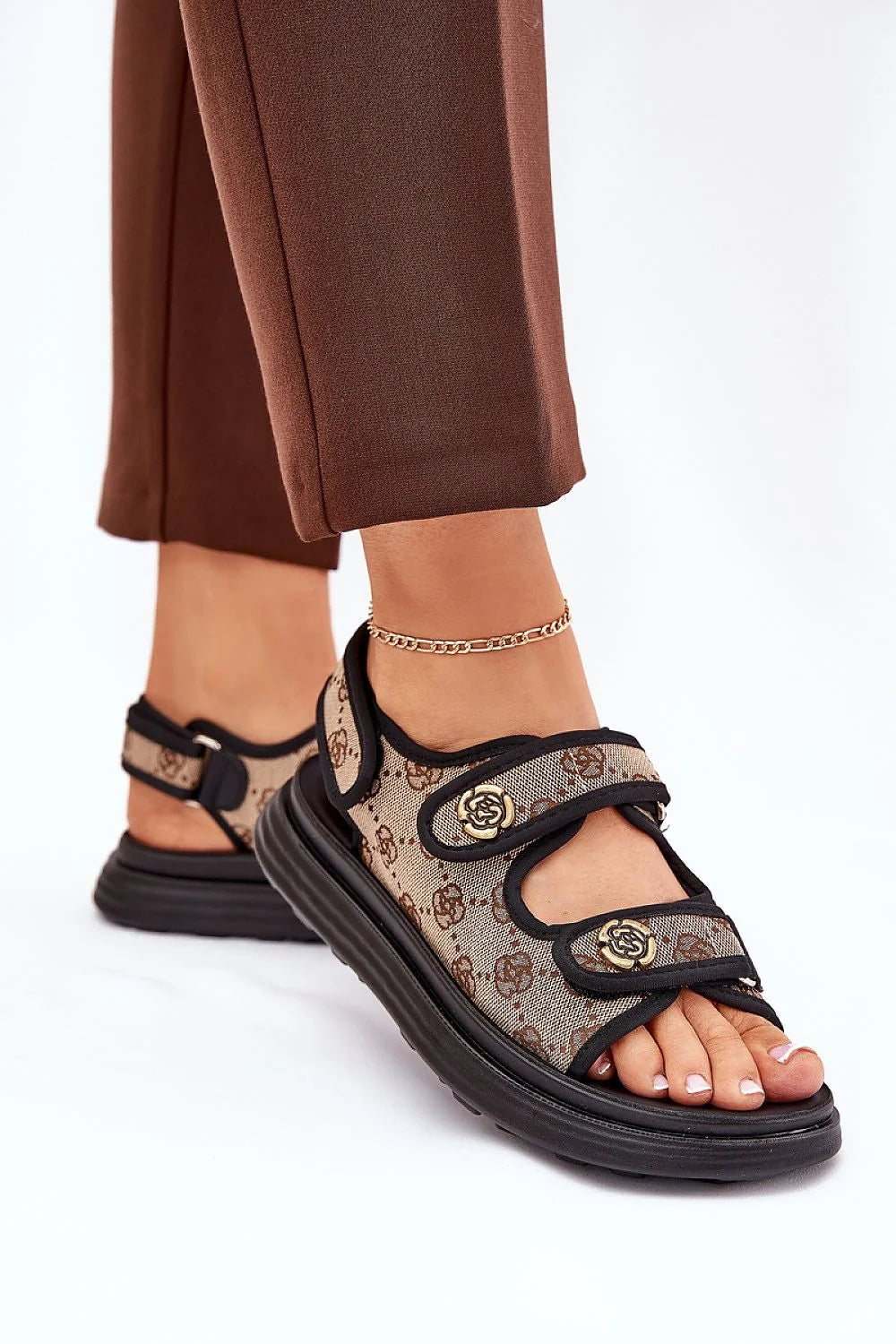 Sandales femmes design contemporain tissu motifs beige marron semelle épaisse velcro doré plateforme confort