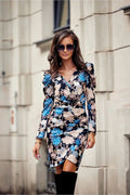 Robe féminine élégante motifs floraux manches bouffantes longueur au-dessus du genou encolure V asymétrique femme