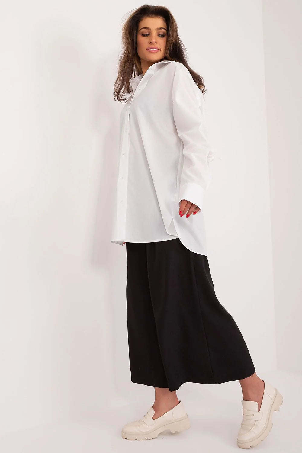 Chemise manche longue Lakerta design classique coton blanc coupe ample ourlet arrondi col chemisier