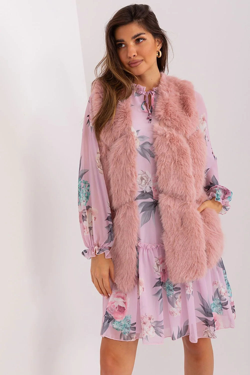 ensemble robe chemisier imprimé floral gilet fourrure rose clair chiffon fluide manches longues col volants lien taille marquée