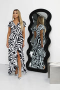 Robe longue moderne audacieuse motif zébré noir blanc V-neck buste ajusté manches courtes fente frontale polyester viscose femme