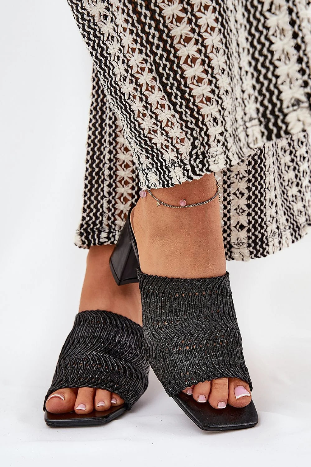 Sandales modernes pour femme été 2023 talon carré cuir artificiel tressé noir Perlées
