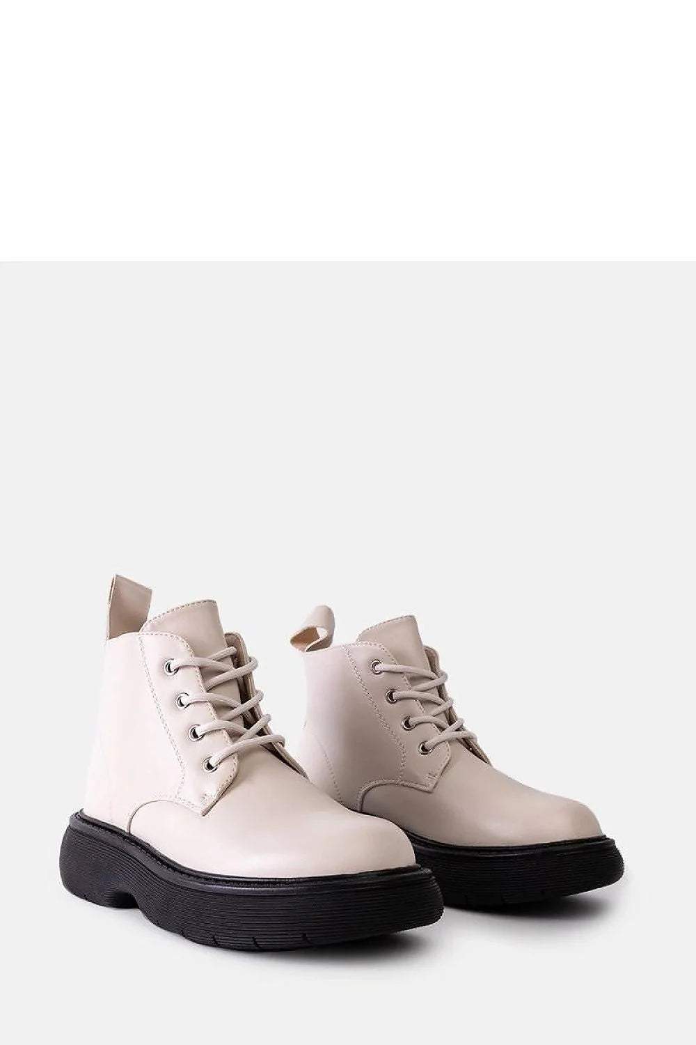 bottines montantes similicuir beige clair semelle épaisse noire crantée talon plat confortable urbain moderne minimaliste lacets œillets métalliques