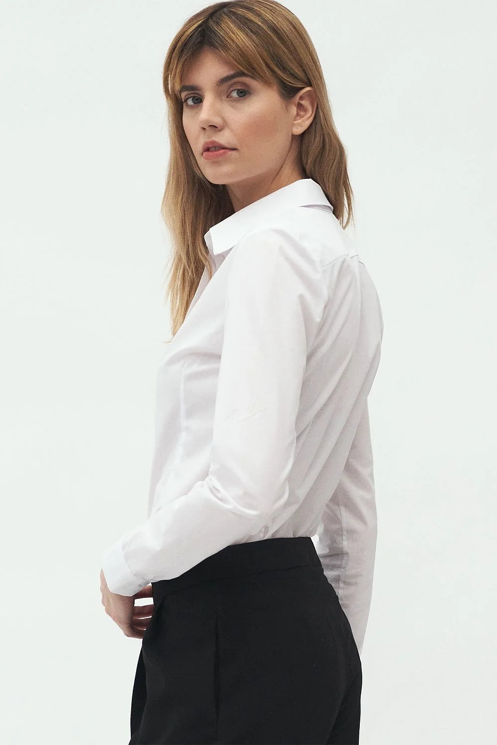 Chemise femme blanche coton polyester élégante ajustée vintage classique versatile poignets boutonnés chic