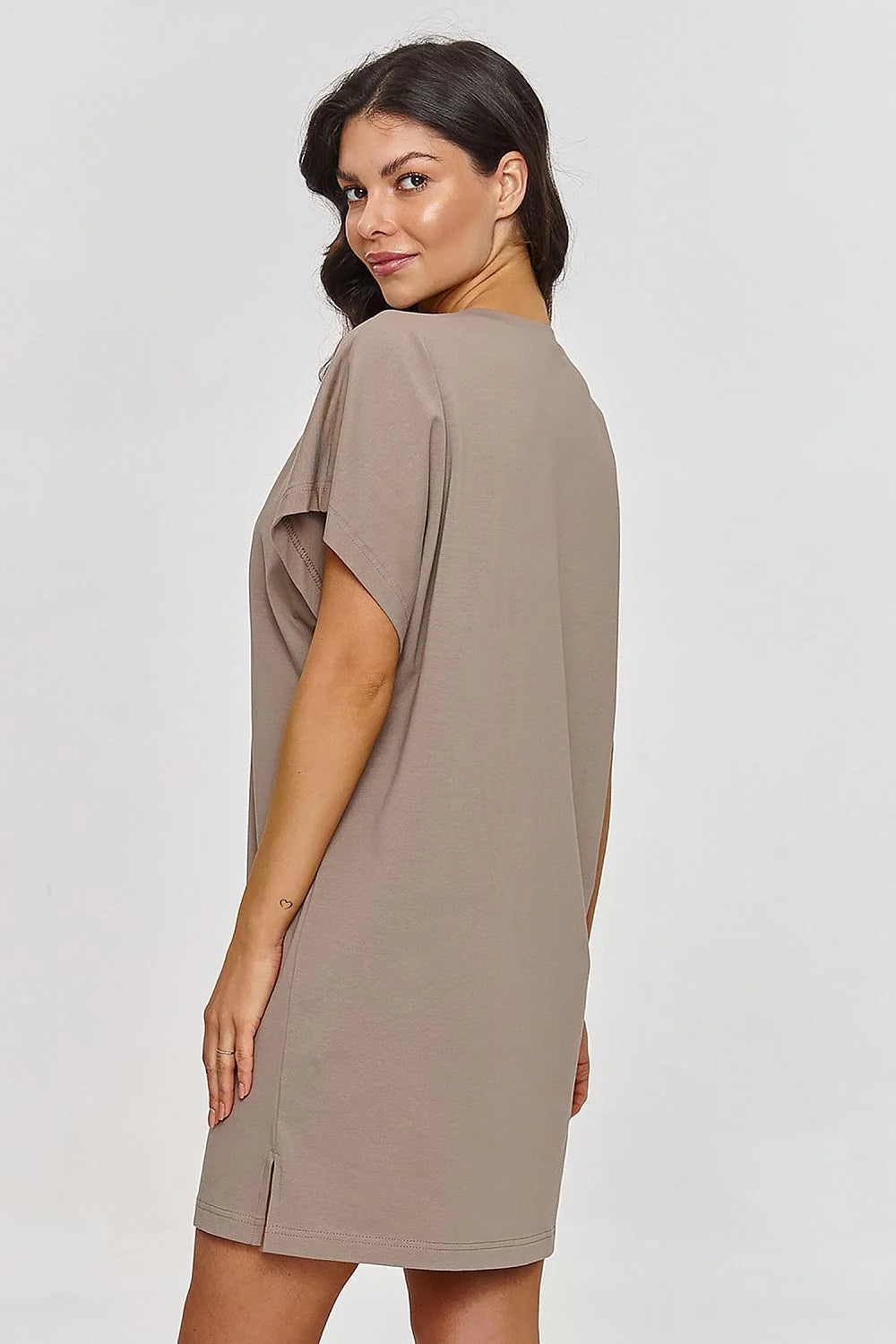 Robe de jour Makadamia en coton beige taupe coupe droite manches courtes col rond fente latérale femme