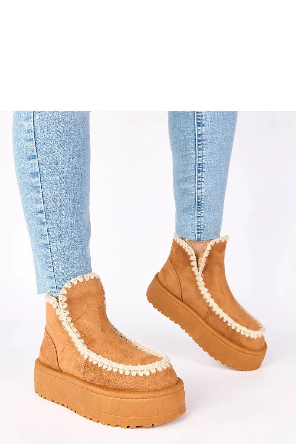 bottines femme hiver suédine camel cuir écologique broderie délicate plateforme flatform 5cm bout arrondi semelle crantée antidérapante tige 10cm fourrées