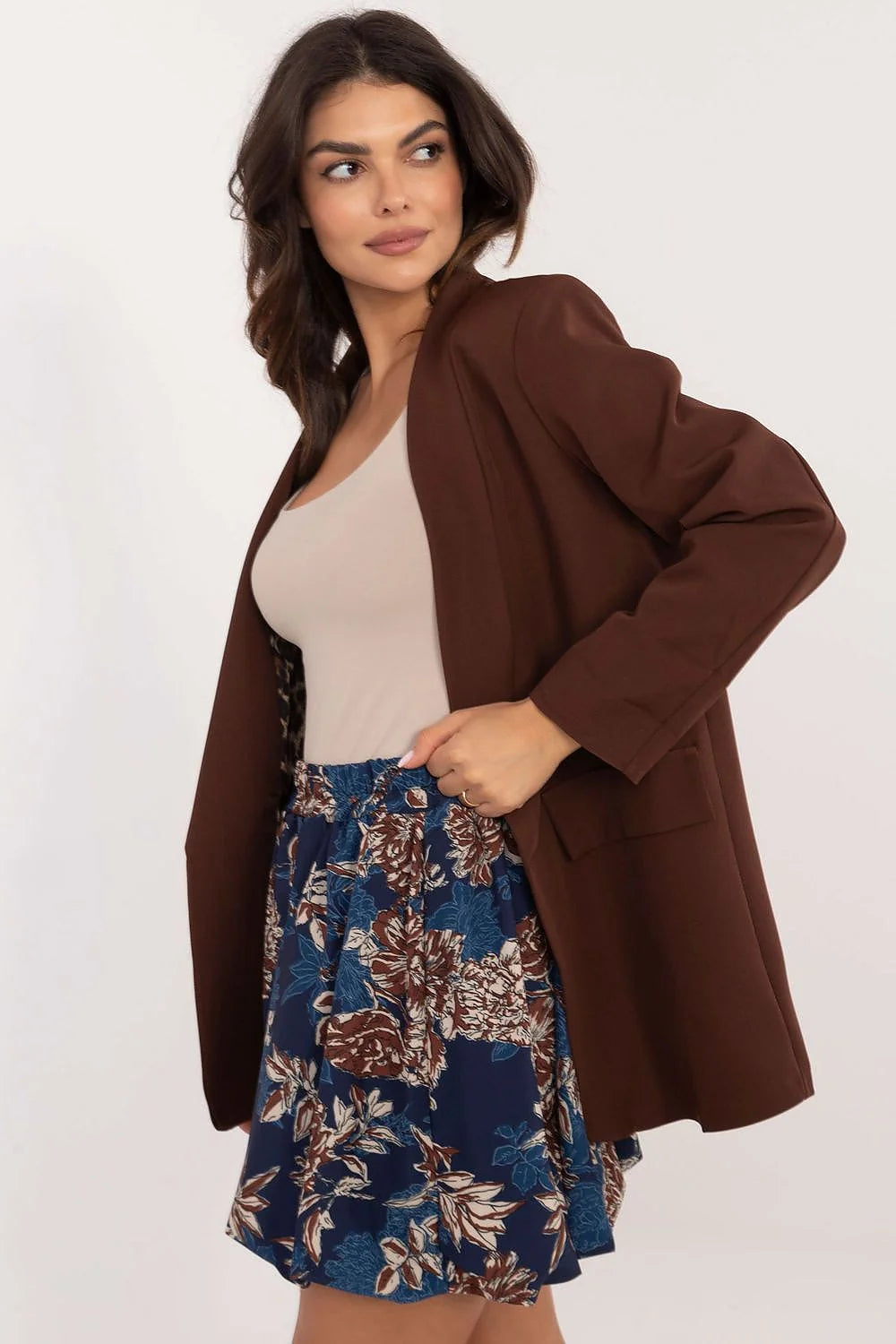 Jupe courte Italy Moda blazer marron tank top beige style moderne coupe évasée imprimé floral