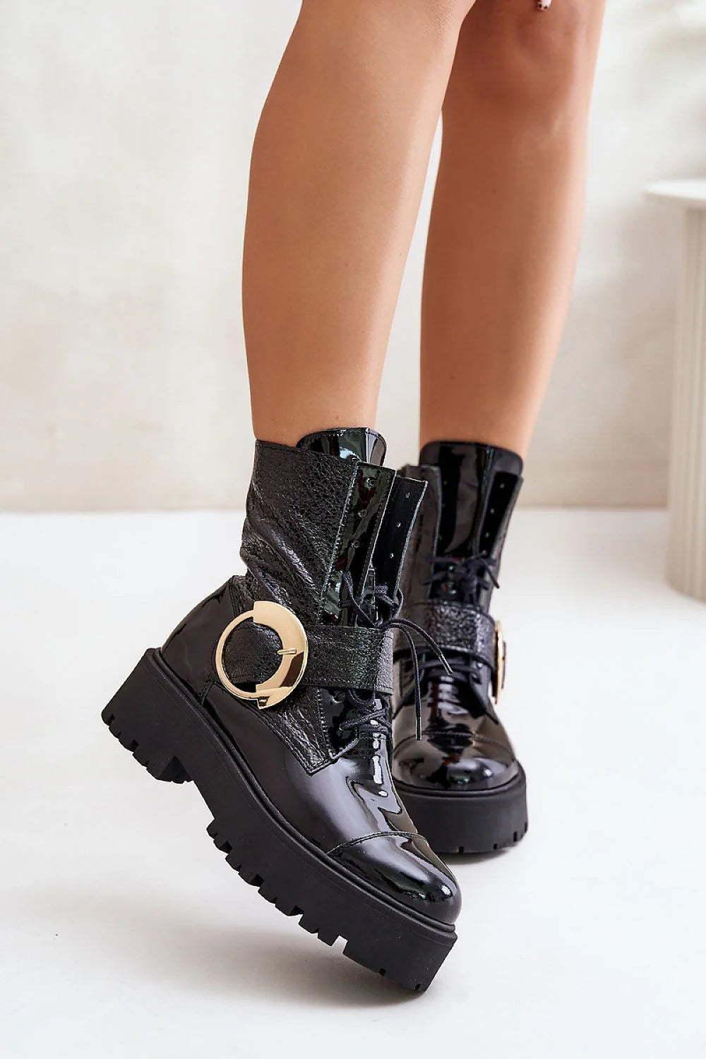 bottines femme cuir verni noir montantes rockchic empiècements texturés bout arrondi semelle plateforme crantée épaisse sangle boucle dorée