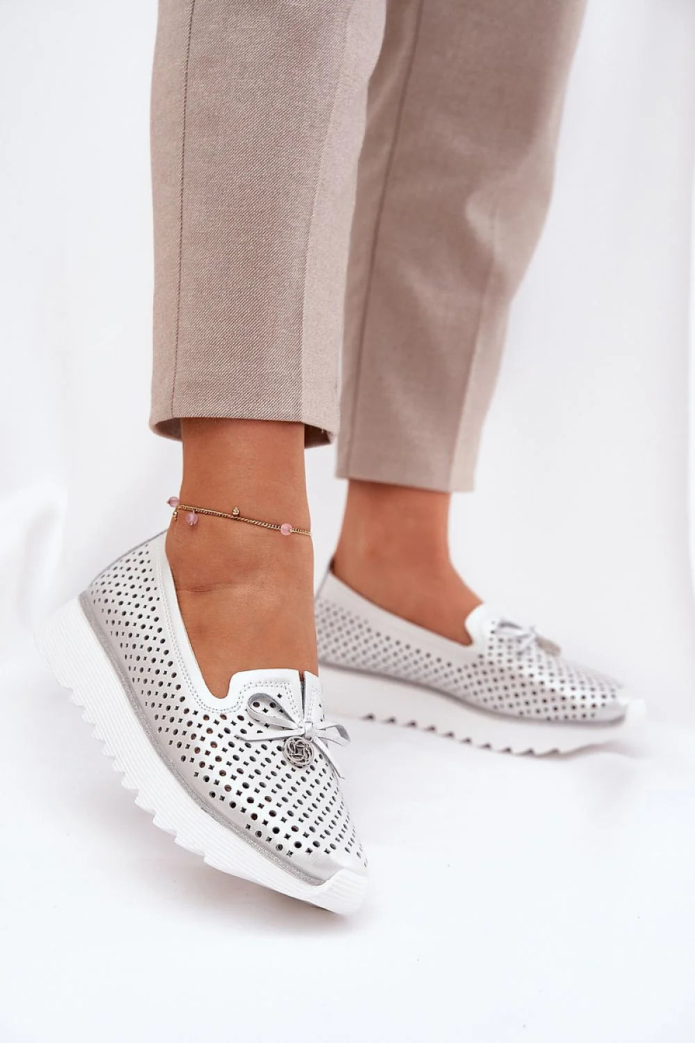 Chaussures basses femmes style décontracté moderne cuir naturel slip-on perforé noeud décoratif blanc argenté