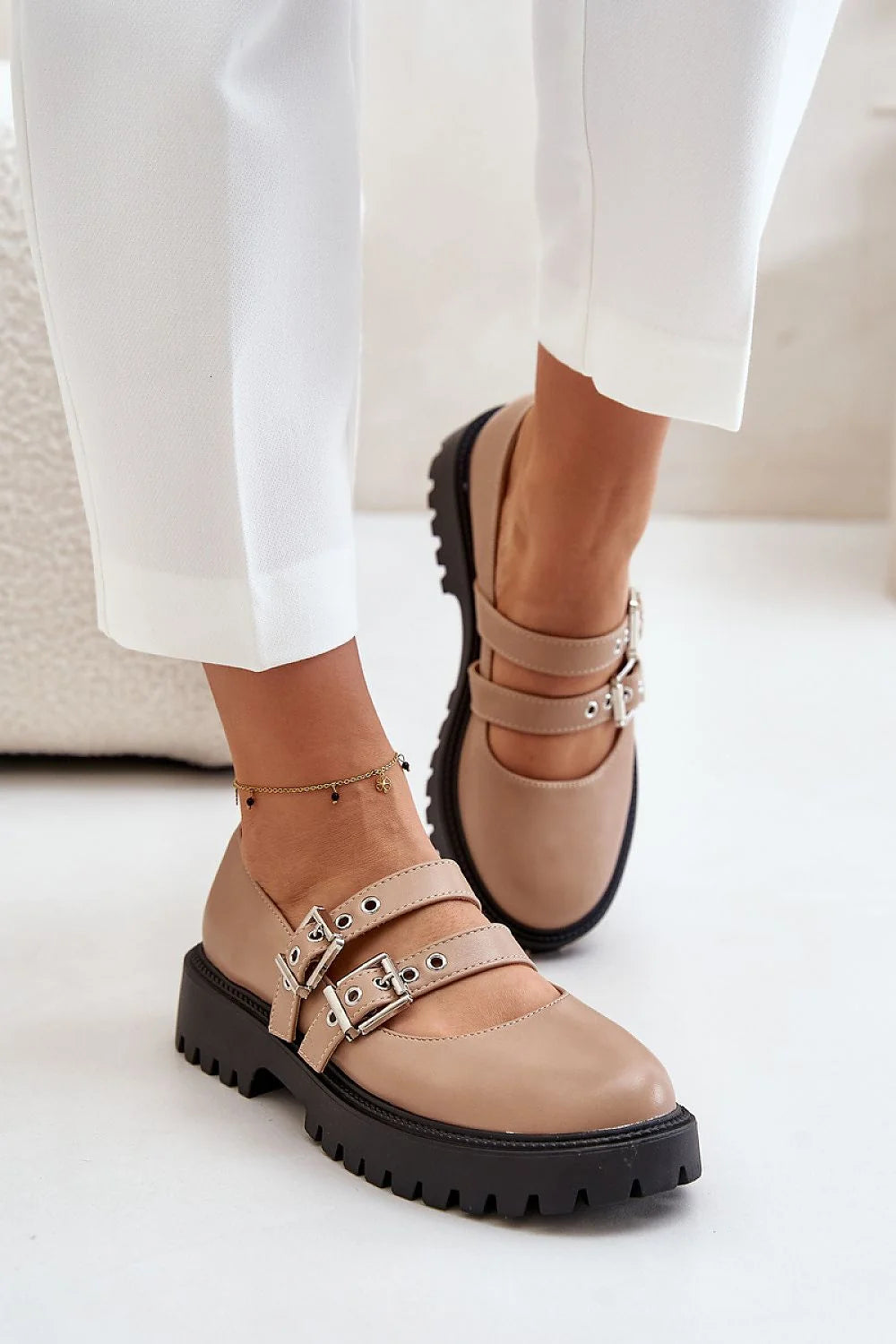 Chaussures basses Mary Jane style classique et moderne cuir artificiel beige boucles argentées confort occasion multiple femmes