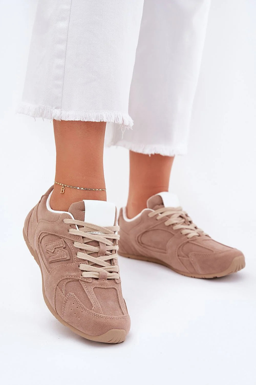baskets femme basse suédine beige rosé rétro running empiècements cousus perforations languette contrastée blanche lacets plats semelle crantée