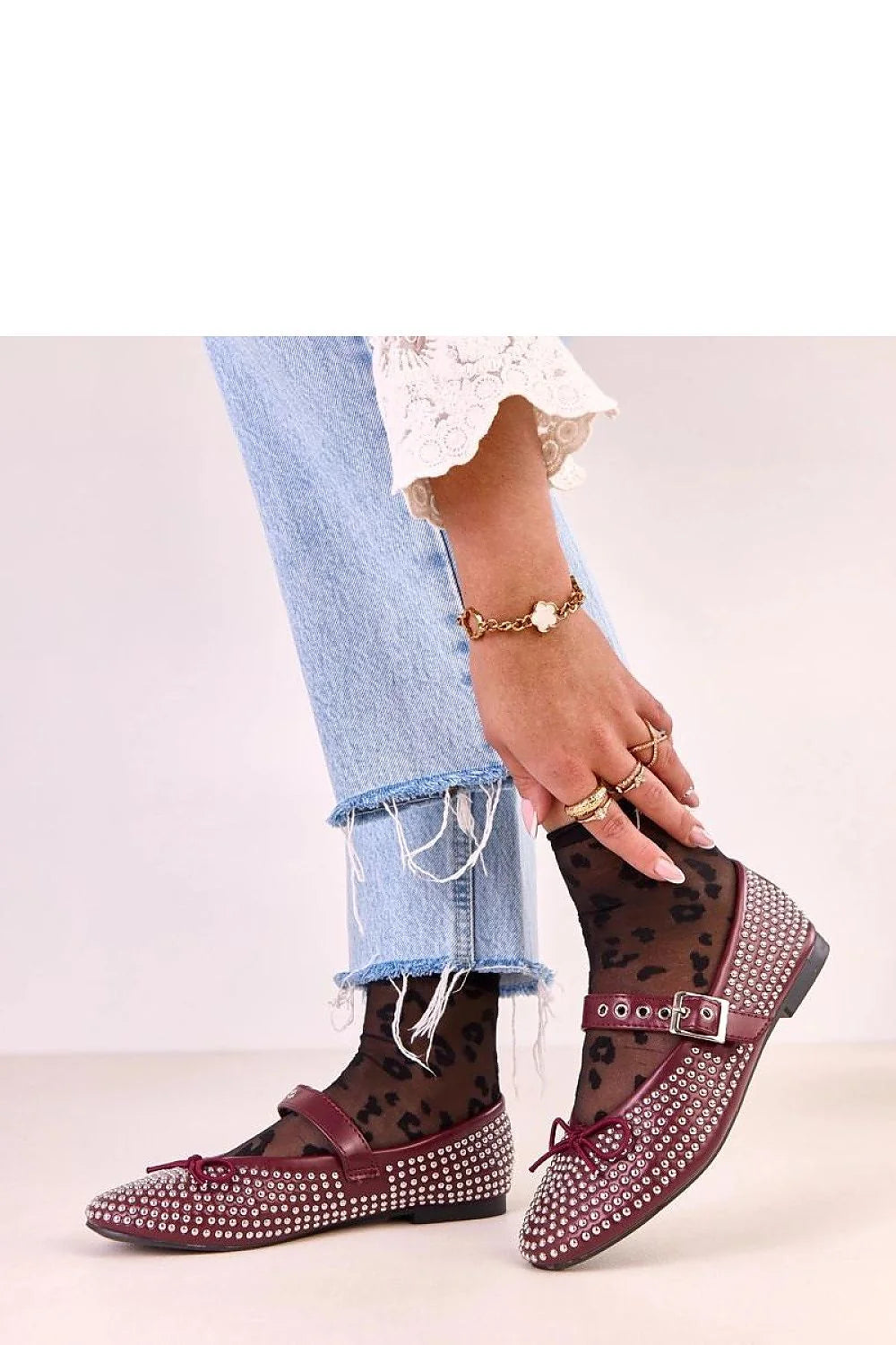ballerines bordeaux similicuir clous argentés nœud avant bride boucle réglable bout rond semelle plate confort féminin rétro chic élégance subtile