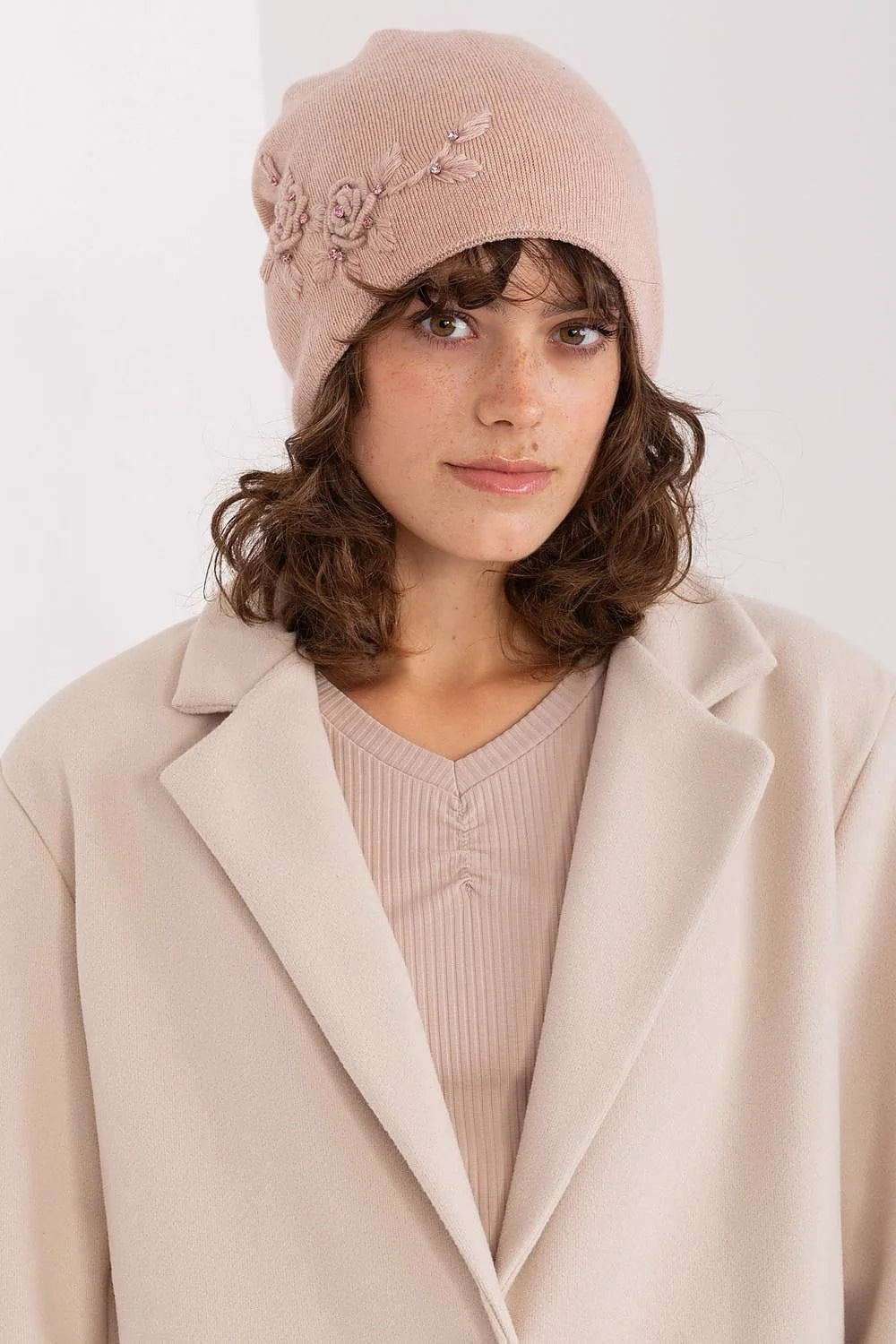 Bonnet d'hiver en tricot lisse pour femme, design floral brodé, acrylique coton cachemire, beige rosé, style décontracté, coupe ample, finitions soignées, accessoire mode hiver