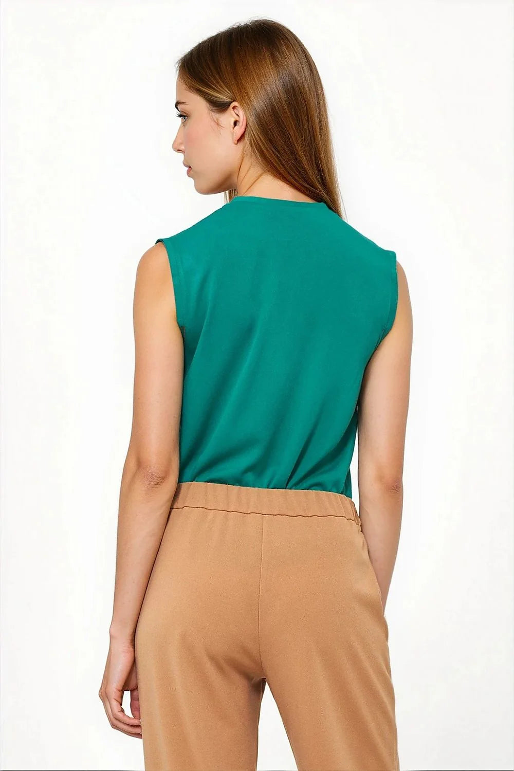 blouse viscose satinée soyeuse vert émeraude décolleté profond épaules découpées coupe droite légèrement cintrée tombé élégante office chic