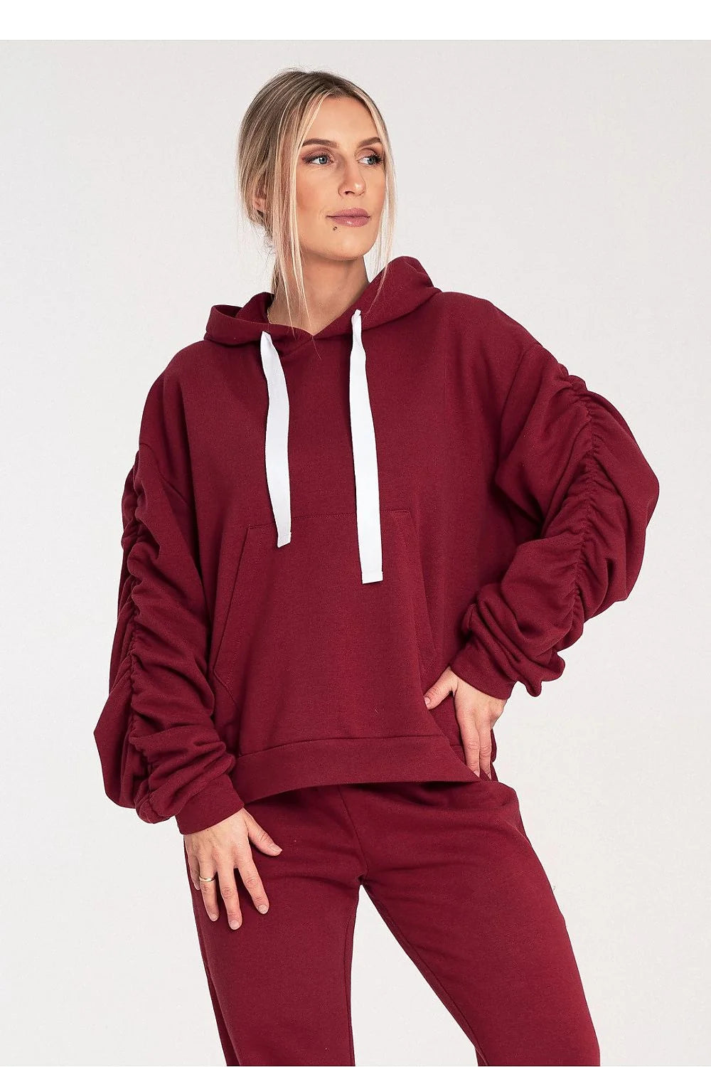 sweatshirt femme coton biologique bordeaux profond oversize coupe boxy capuche ajustable cordons blancs poche kangourou manches bouffantes froncées molleton brossé