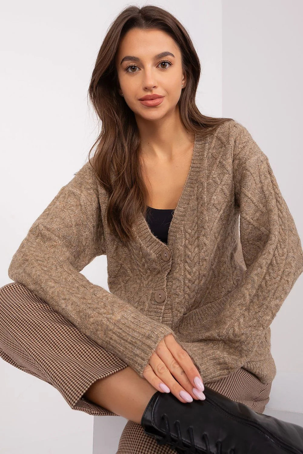 Cardigan pour femme en laine mélange design V-neck texture torsades couleur taupe taille polyvalente