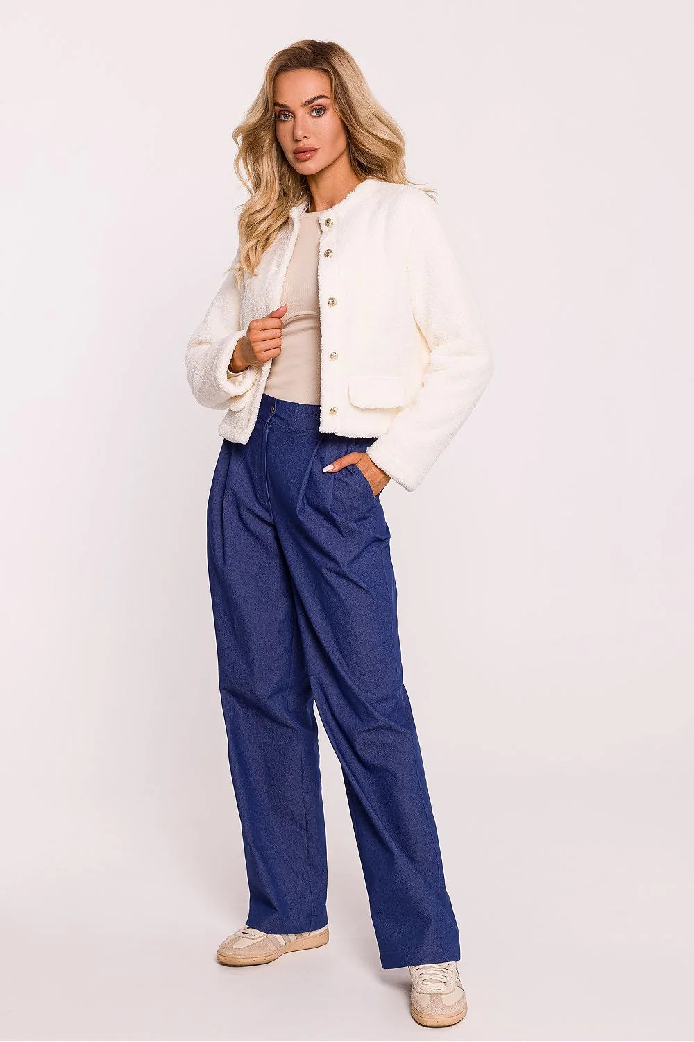 sweatshirt peluche court droit femme élégant boutons dorés doublure discrète polyester fabriqué Pologne blanc pur manches longues boxy cocooning