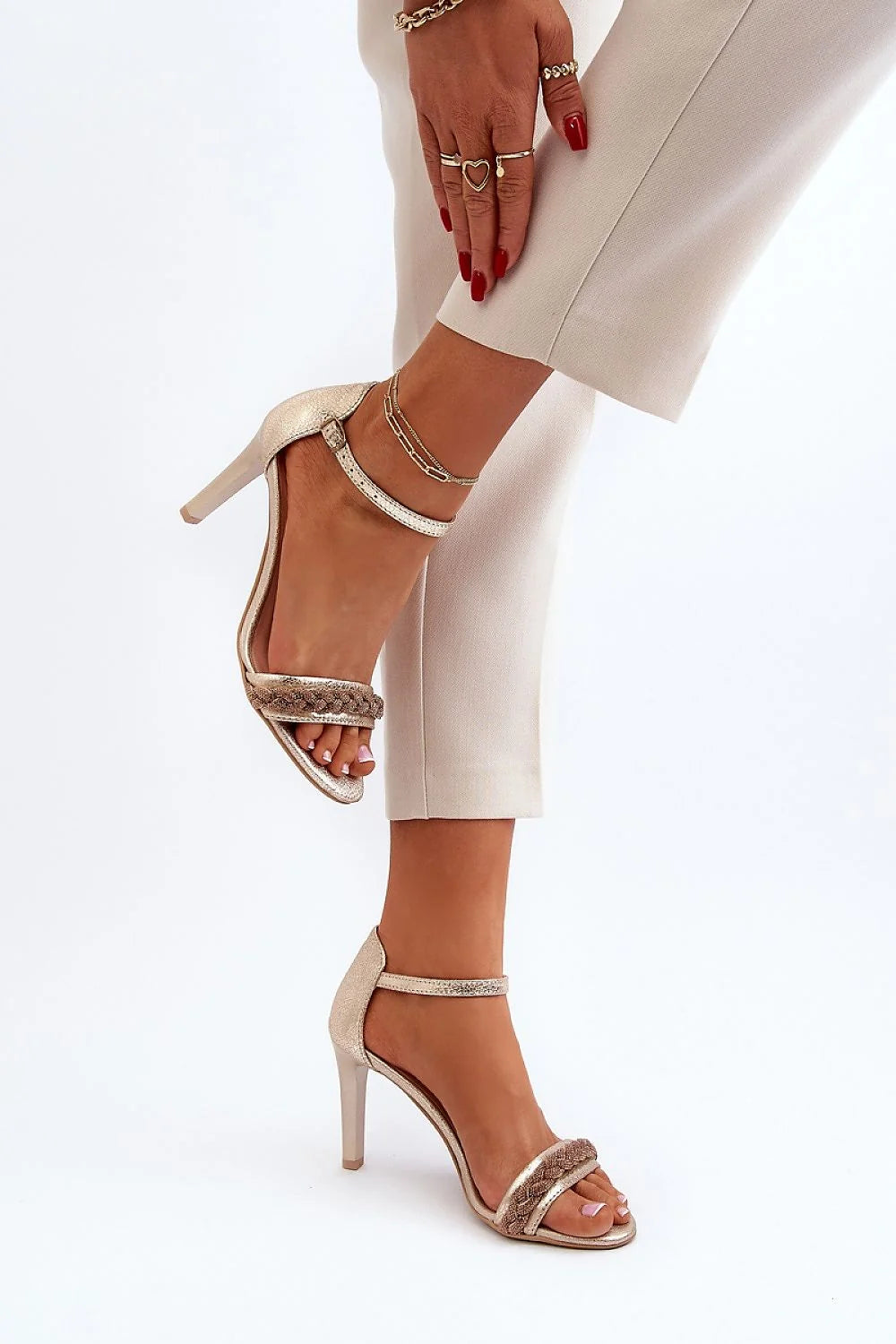 sandales talon effilé haut doré métallisé cuir bride cheville réglable boucle tressée bande avant bout ouvert cérémonie soirée élégantes femme