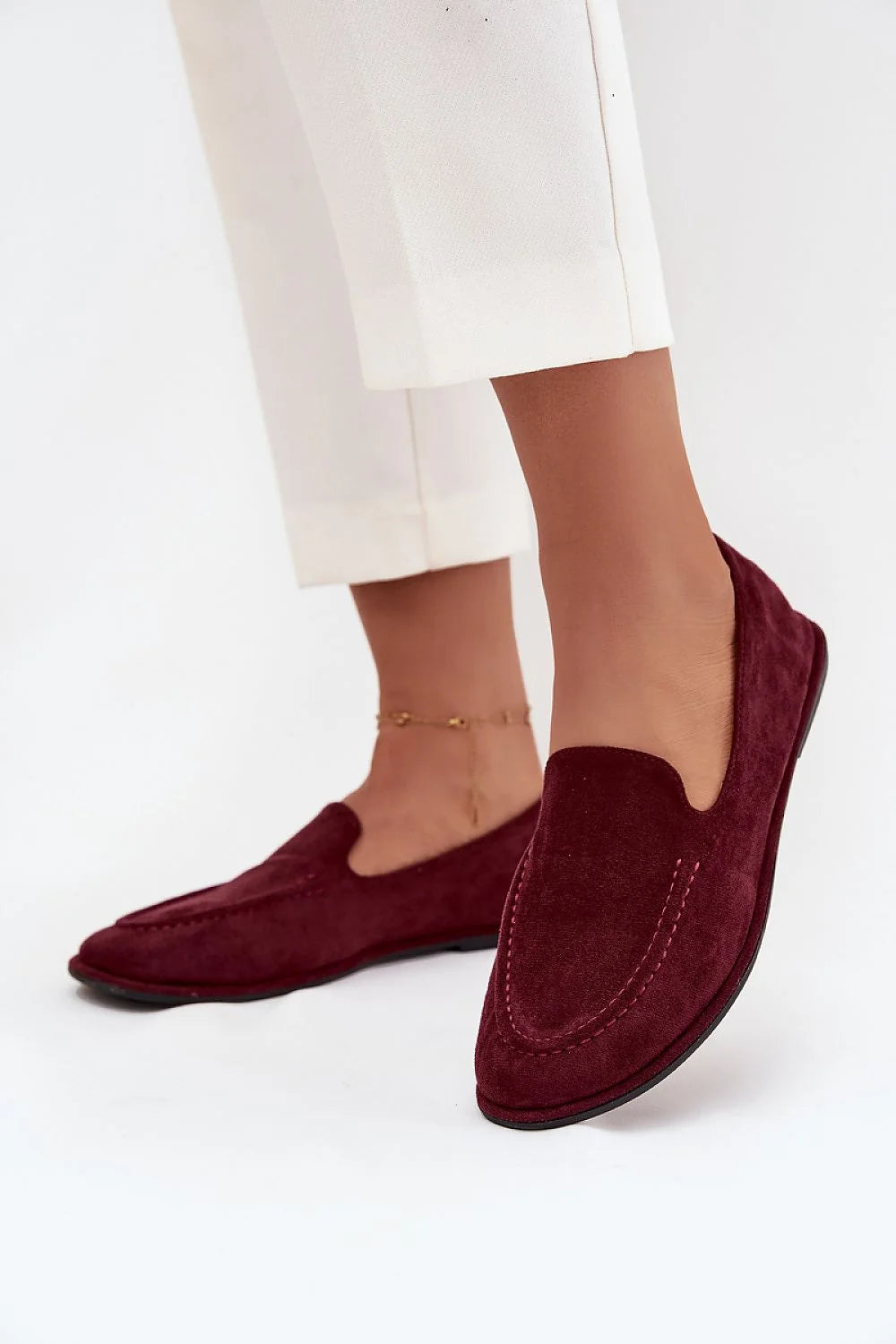 mocassins femme suédine écologique bordeaux profond bout arrondi surpiqûres décoratives silhouette slipon plat semelle fine caoutchouc velours doux confortable