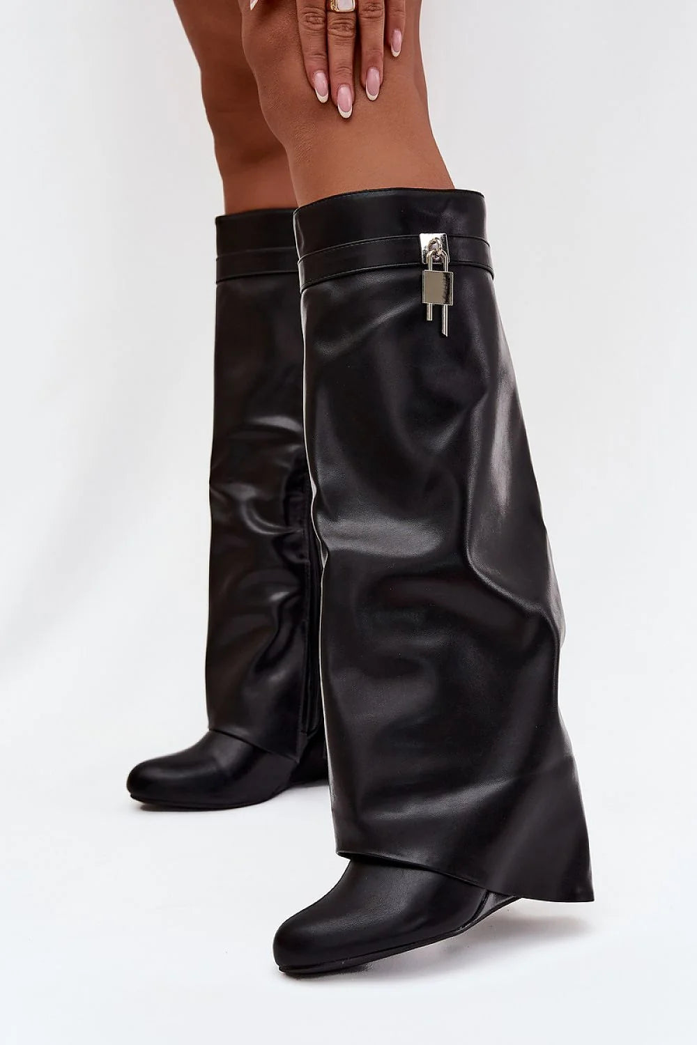 cuissardes femme similicuir suédé noir tige haute finition brillante bout amande talon compensé discret fermeture éclair sangle décorative