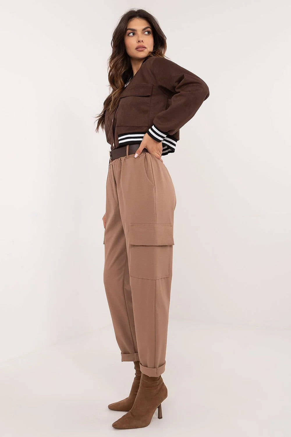 Pantalon cargo femme Och Bella style urbain casual beige sable taille haute jambes fuselées ceinture personnalisée