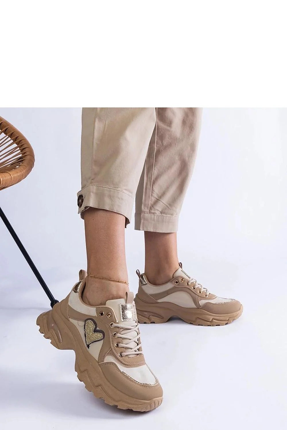 Baskets pour femmes en cuir et matières synthétiques, couleur beige clair, nuances crème et doré, semelle épaisse, style moderne, motif cœur doré et paillettes, finitions métalliques, confort et durabilité, occasion quotidienne