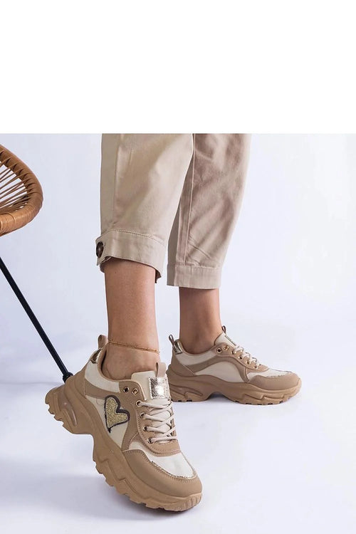 Baskets pour femmes en cuir et matières synthétiques, couleur beige clair, nuances crème et doré, semelle épaisse, style moderne, motif cœur doré et paillettes, finitions métalliques, confort et durabilité, occasion quotidienne