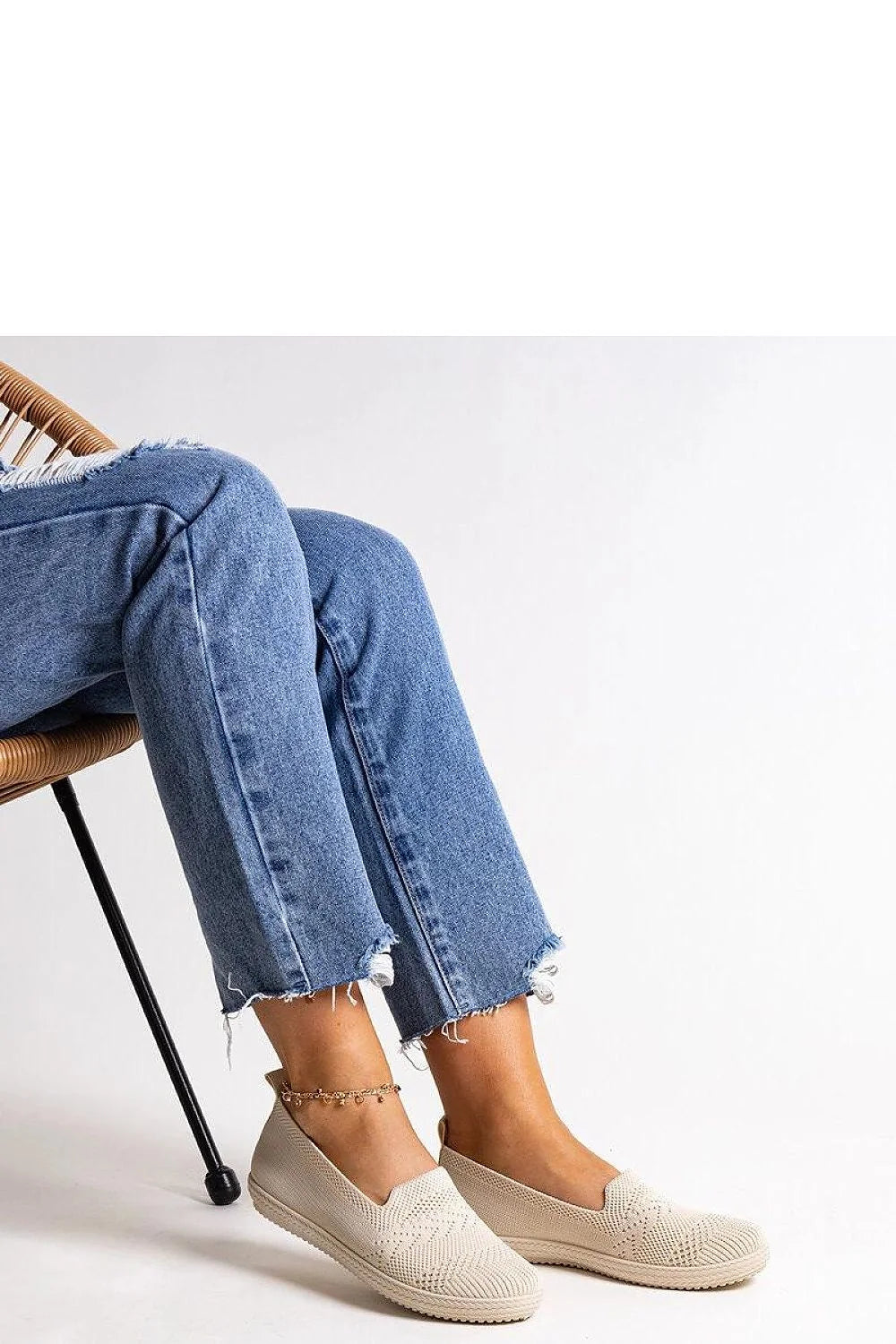 Mocassins femmes design épuré couleur beige clair tige basse semelle caoutchouc slip-on respirant confortable style décontracté