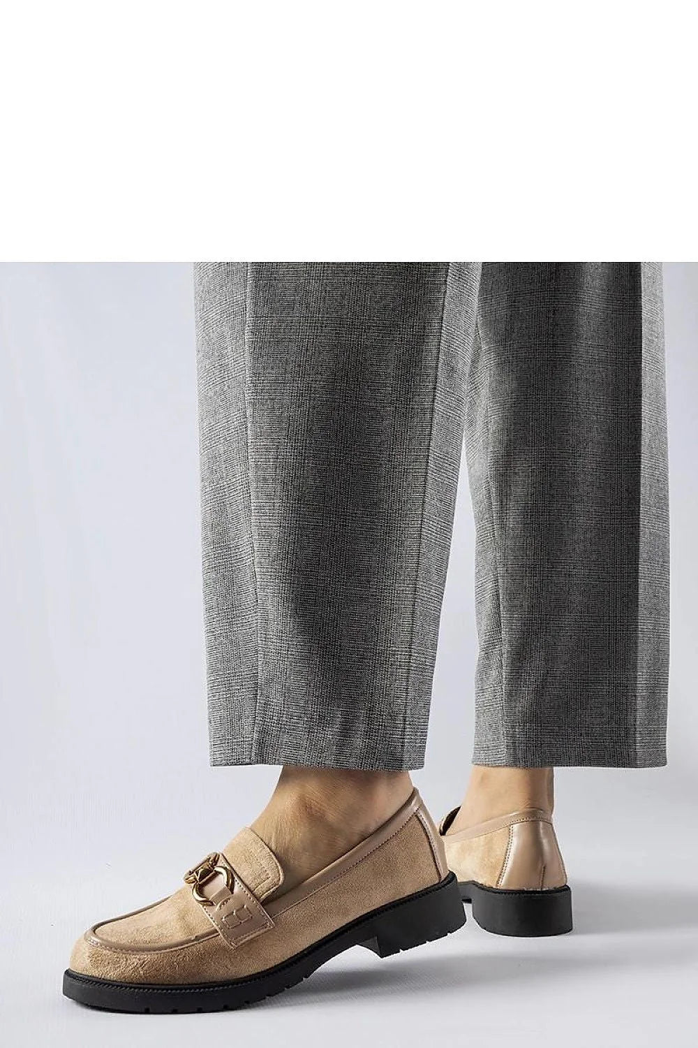 mocassins femme élégants beiges cuir suédé boucle dorée semelle caoutchouc talon bas doublure confortable coutures polyvalents professionnels urbains