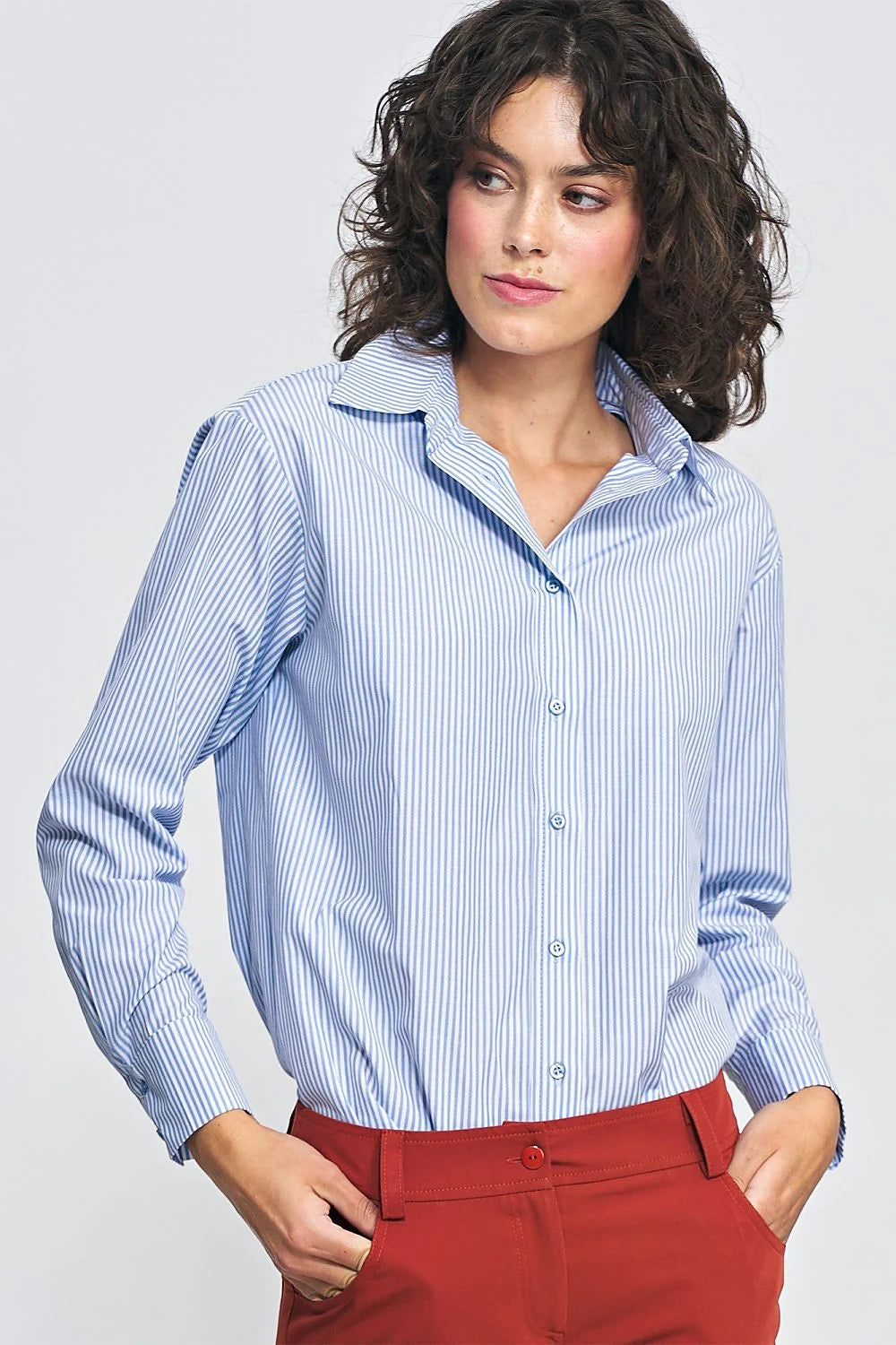 Chemise manche longue élégante rayures bleues et blanches femme style soft office coupe ajustée coton polyester
