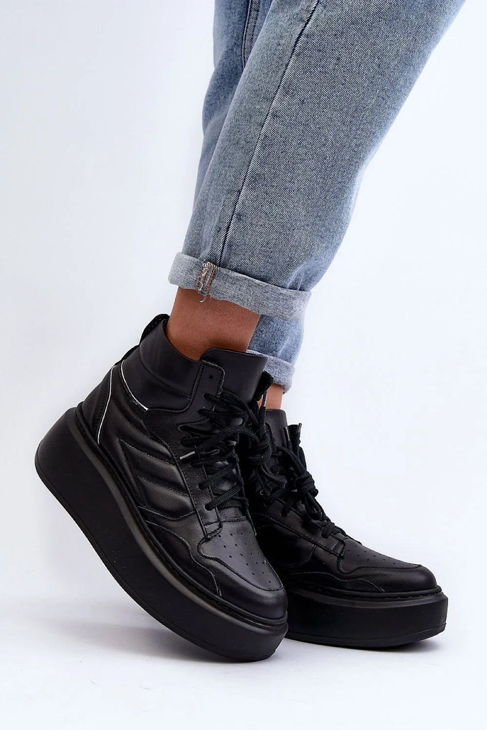 baskets montantes cuir naturel noir plateforme compensée épaisse chunky silhouette urbaine lacée perforations col rembourré maintien confort durable