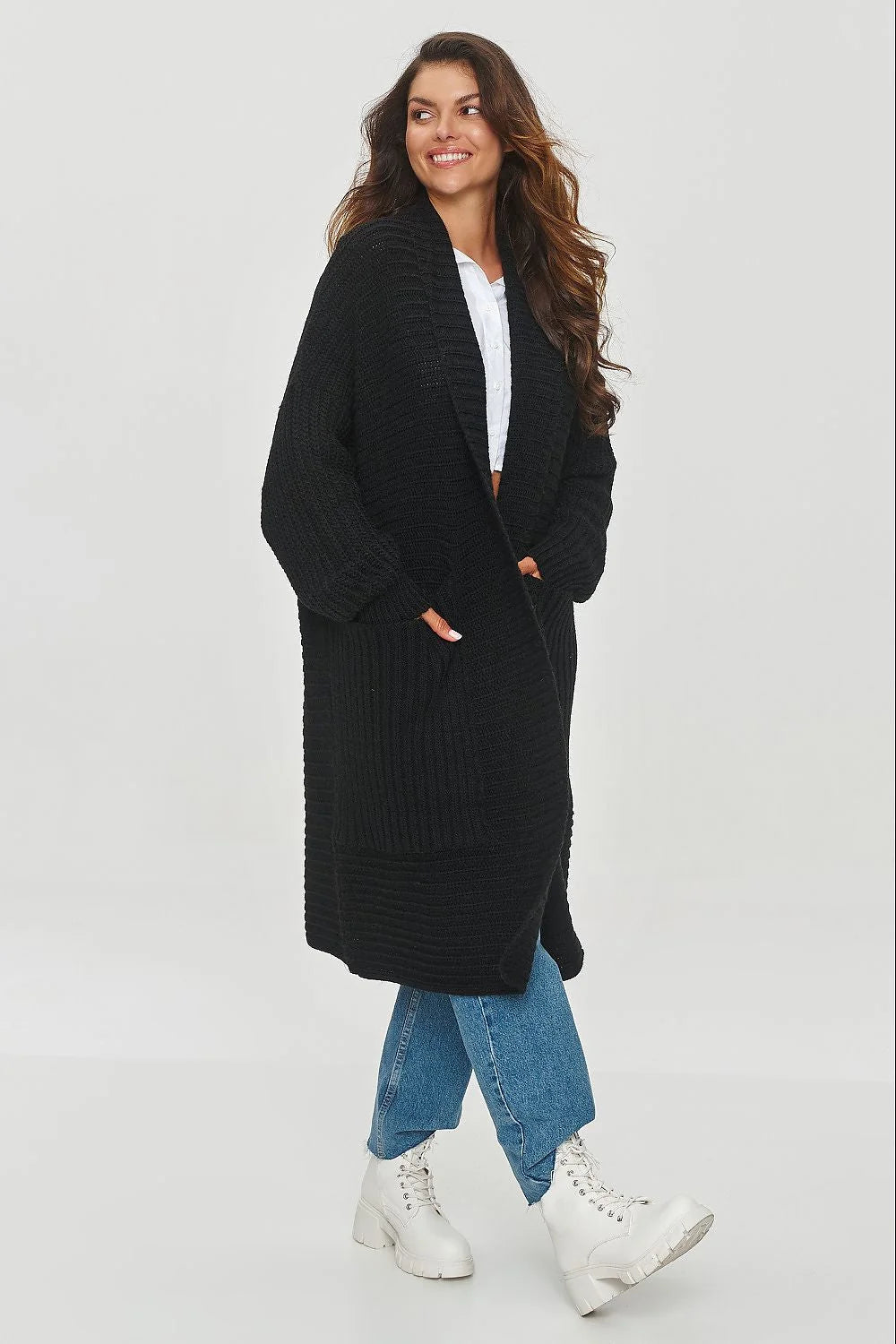 cardigan long oversize confortable élégant doux cosy noir femme maille épaisse côtelée col châle manches larges poches plaquées longueur midi