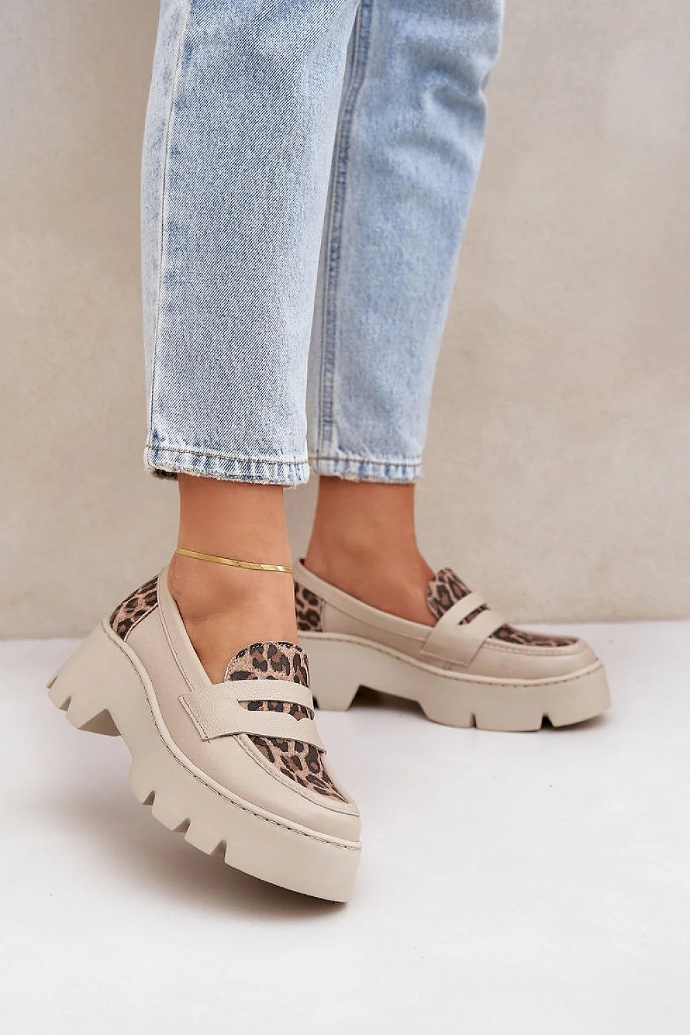 Mocassins modernes audacieux pour femmes en synthétique beige avec motifs léopard, semelle épaisse et lanière décorative