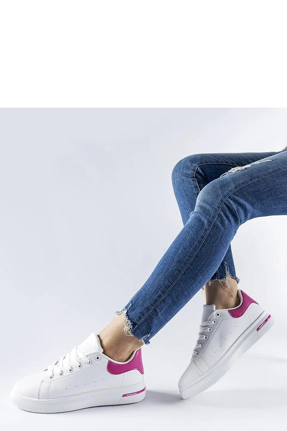 baskets femme minimaliste blanches rose fuchsia similicuir lisse perforations latérales lacets plats semelle plateforme épaisse caoutchouc antidérapante amorti urbaines polyvalentes