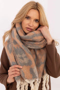 Écharpe féminine en polyester et fibres naturelles motif abstrait gris et beige-orange franges tressées large et enveloppante pour hiver