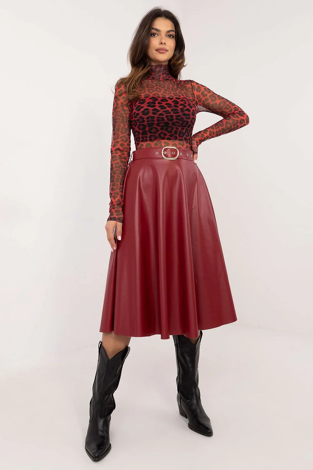 Tenue audacieuse pour femme composée d'une jupe évasée en similicuir et d'un haut imprimé animalier
