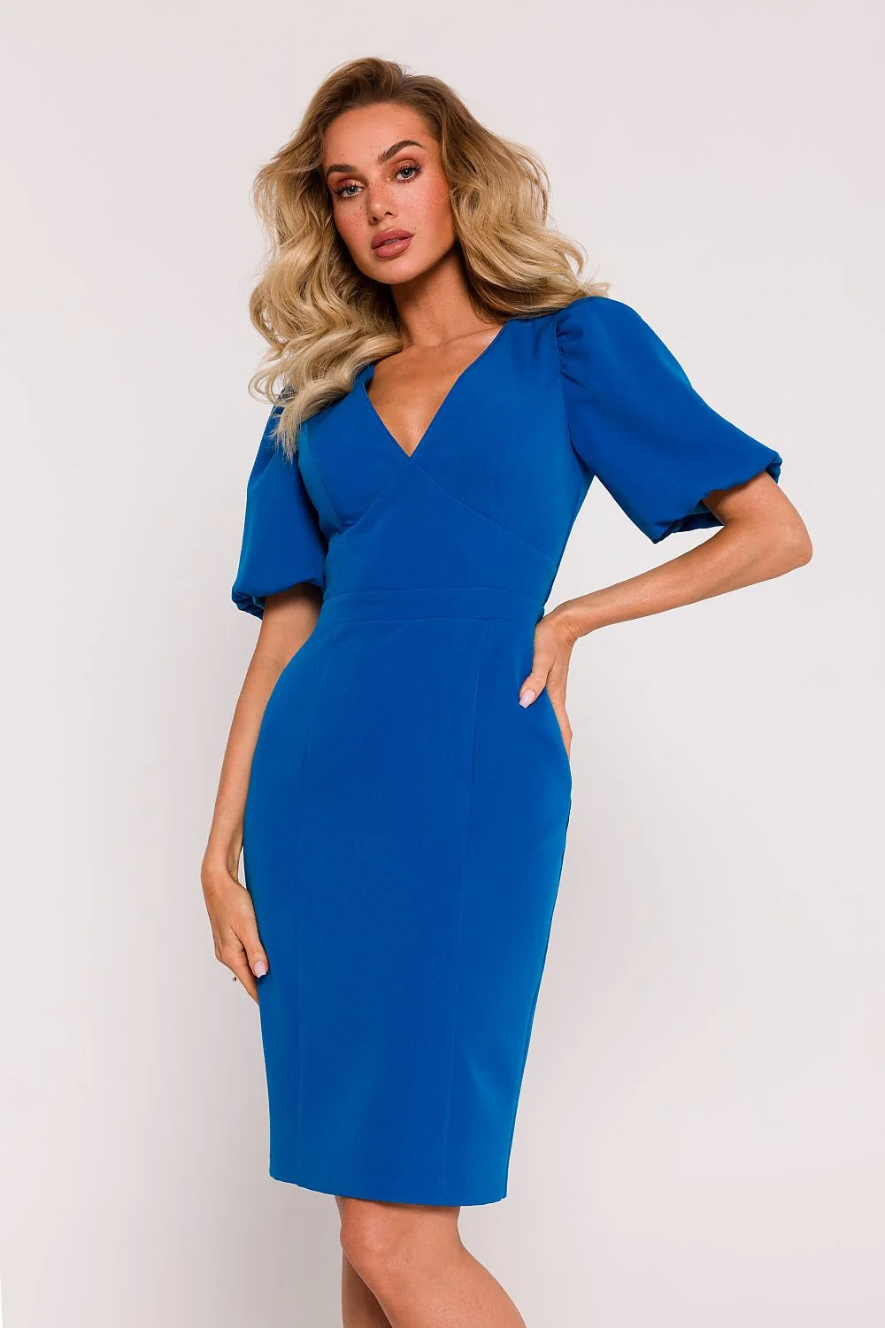 Robe de jour élégante couleur bleu électrique taille ajustée manches bouffantes col V conçue en Pologne matière confortable