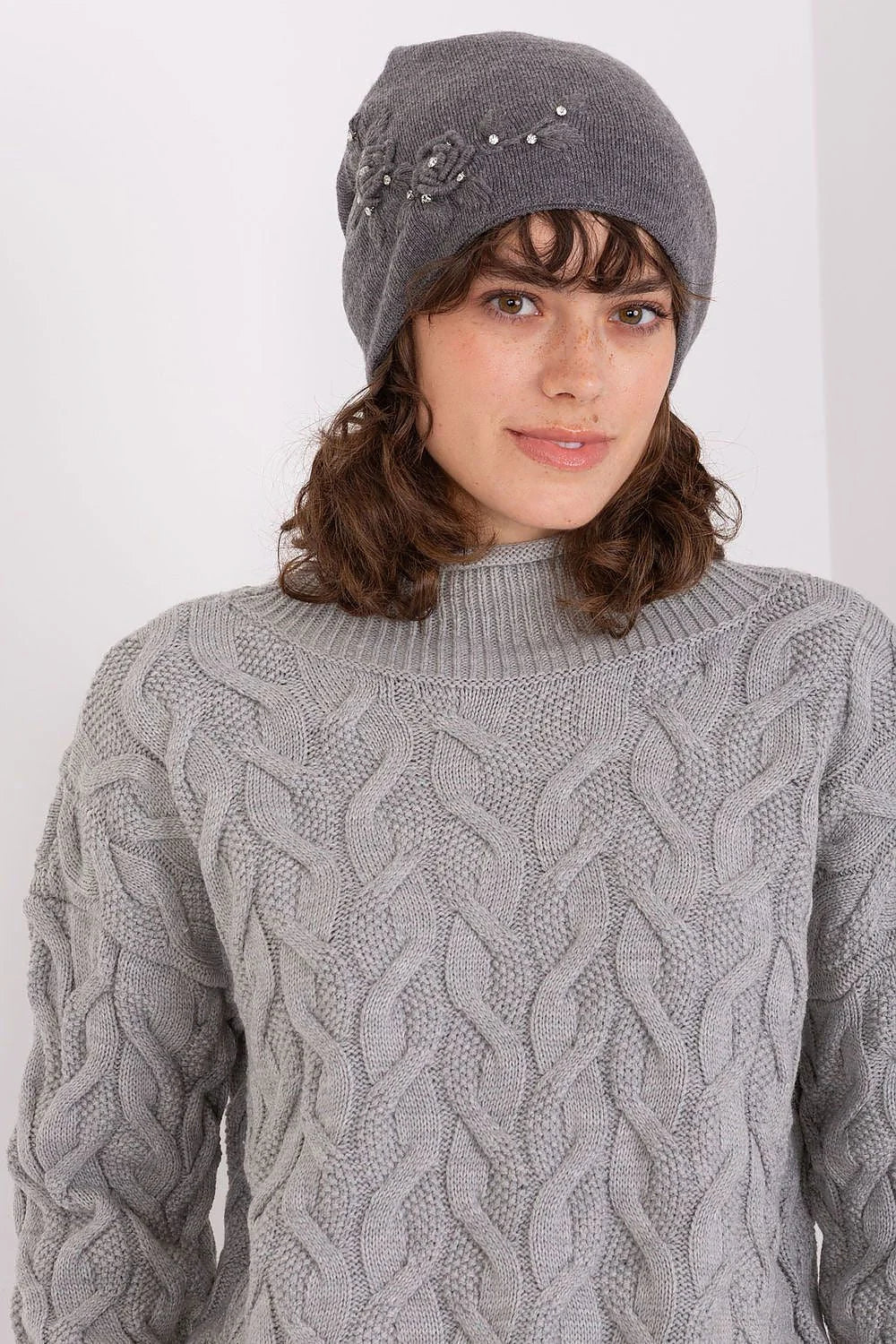 Bonnet et pull tricoté en laine acrylique gris uni motif floral cabling texture douce confort hiver mode élégant femmes