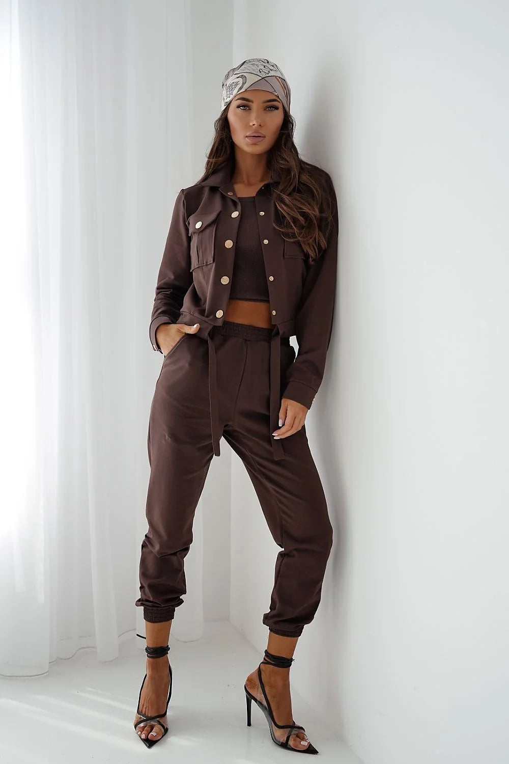 ensemble loungewear femme marron chocolat trois pièces veste croppée boutons dorés croptop côtelé jogger taille haute poches plaquées
