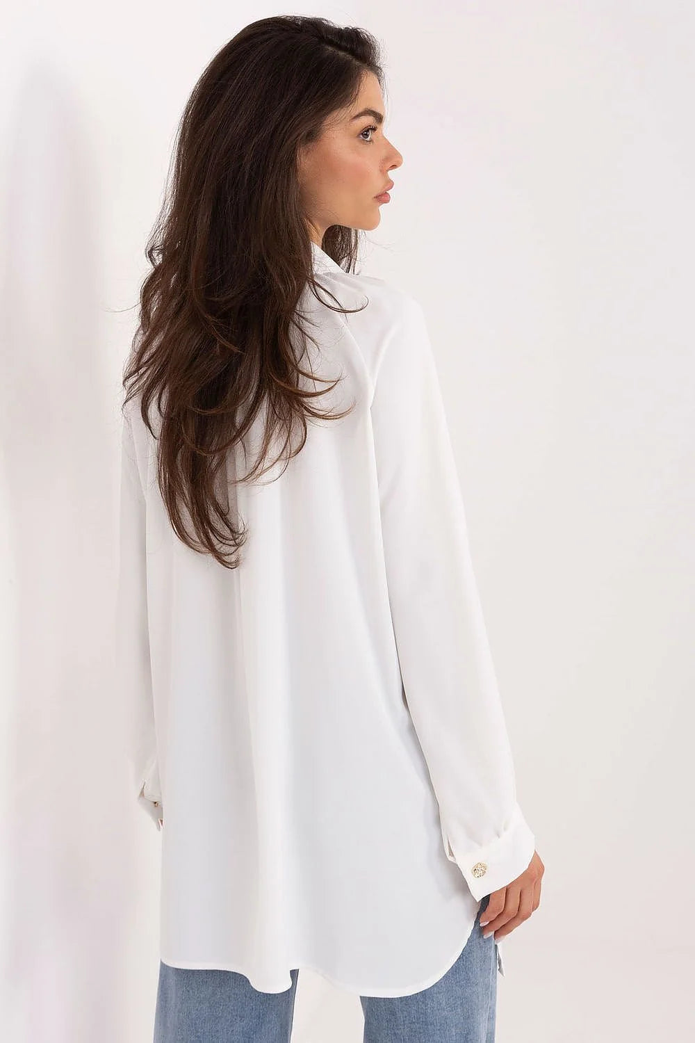 chemise longue femme oversize blanche fluide légère polyester col classique patte boutonnage boutons dorés manches bouffantes poignets resserrés coupe trapèze