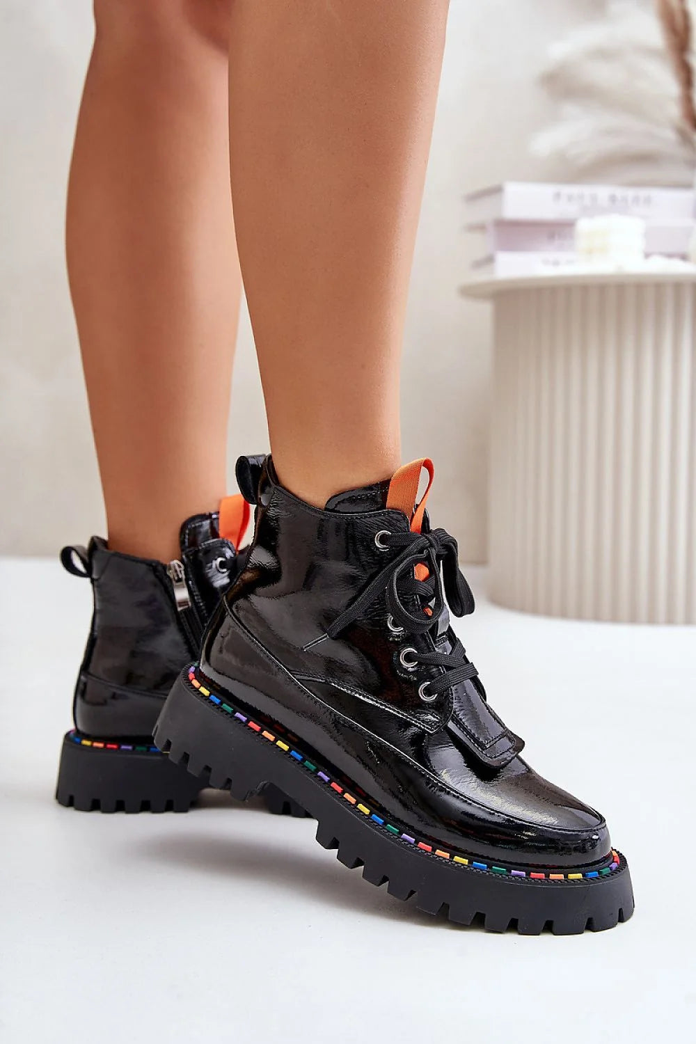 bottines cuir verni multicolore urbain audacieux montante maintien lacets zip semelle épaisse crantée coutures multicolores languette orange œillets