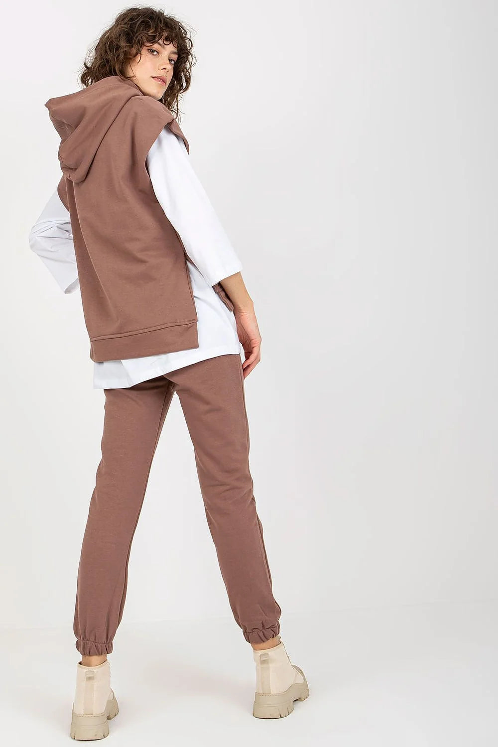 ensemble femme casual athleisure blouse sweat pantalon beige coton polyester confort moderne capuche sans manches coupe relaxed poches elastique molleton