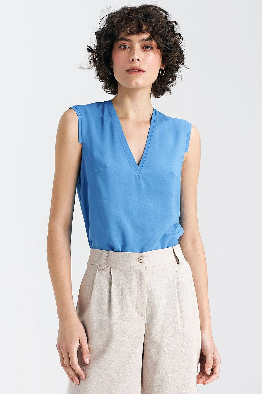 Chemisier sans manches féminin en viscose bleu vif coupe ajustée encolure en V plis délicats épaules soignées
