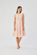 Robe élégante pour femme en rose pastel doux, sans manches, taille marquée, coupe évasée, longueur genoux, style intemporel, confectionnée en Pologne