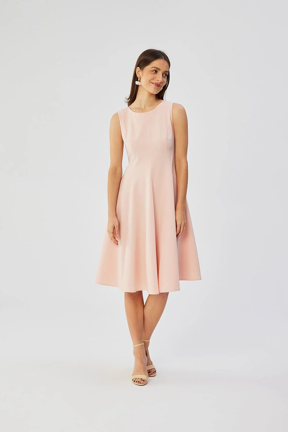 Robe élégante pour femme en rose pastel doux, sans manches, taille marquée, coupe évasée, longueur genoux, style intemporel, confectionnée en Pologne