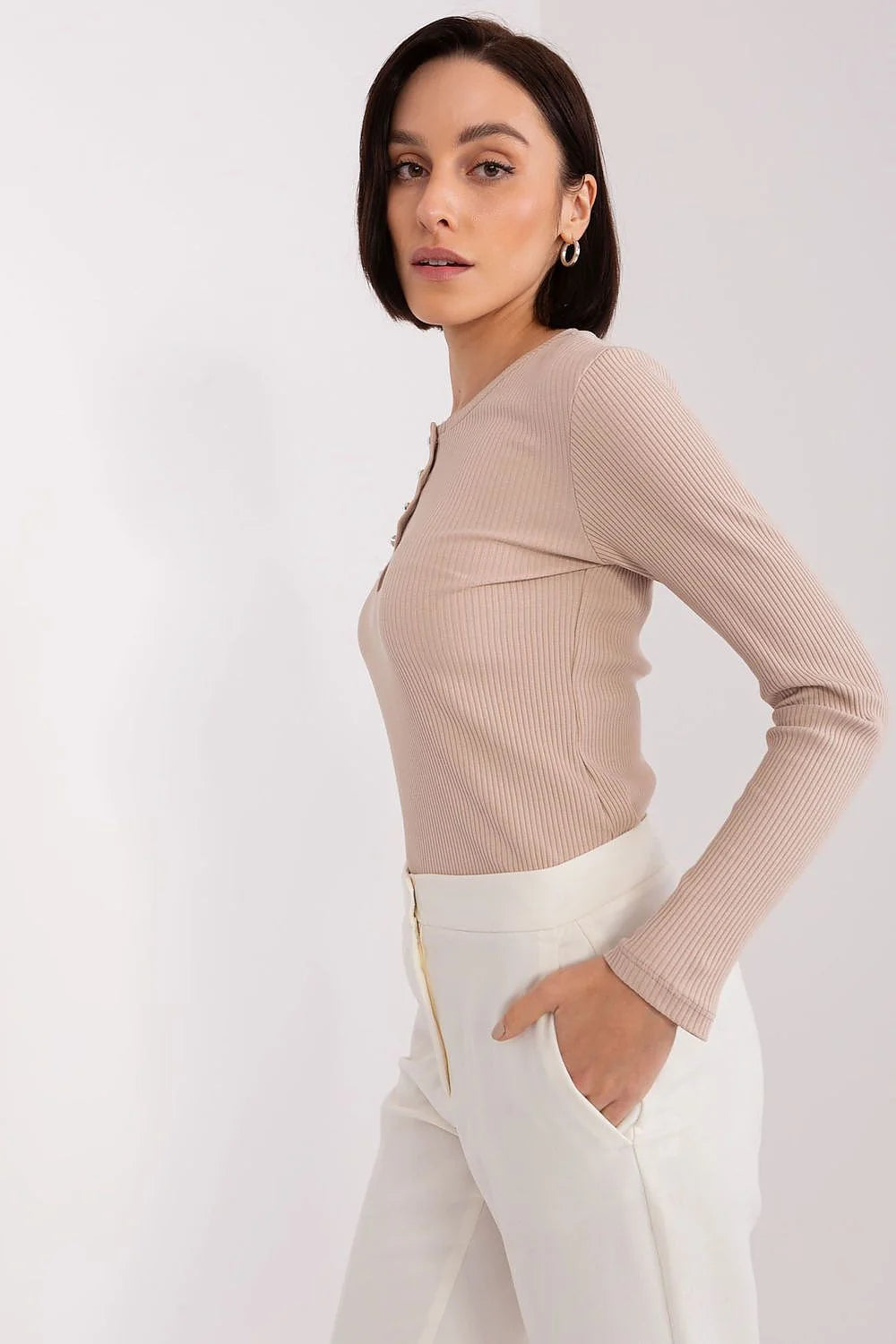 Chemisier BFG pour femmes, style moderne élégant, coupe ajustée, manches longues, col rond, tissu coton côtelé, couleur beige, occasion quotidienne ou spéciale