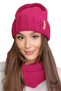 Ensemble tricoté pour femme élégant coloris fuchsia et neutre matière laine maille épaisse style moderne style casual hiver