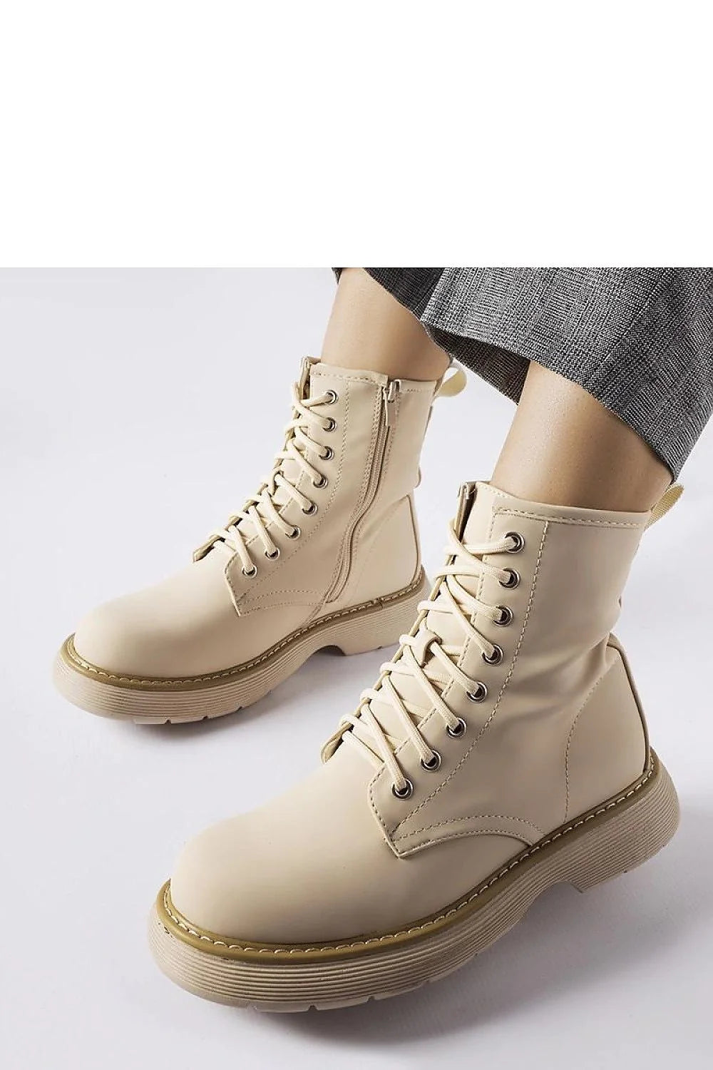 Bottes pour femme style combat design épuré cuir synthétique beige clair tige haute lacets métal robuste confort