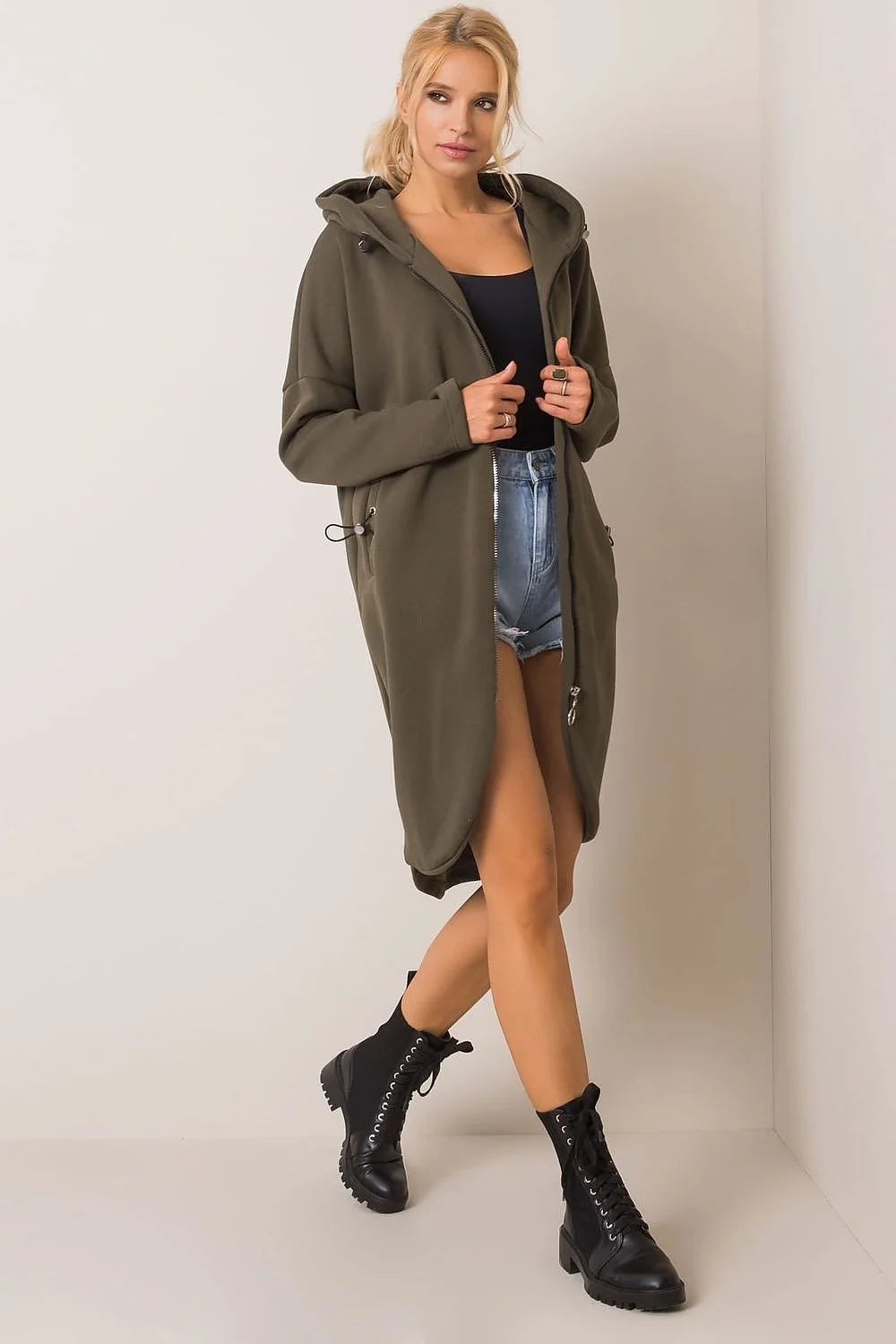 sweatshirt long oversize mi cuisses capuche ajustable fermeture zippée métal manches longues poches latérales cordons œillets molleton épais kaki olive