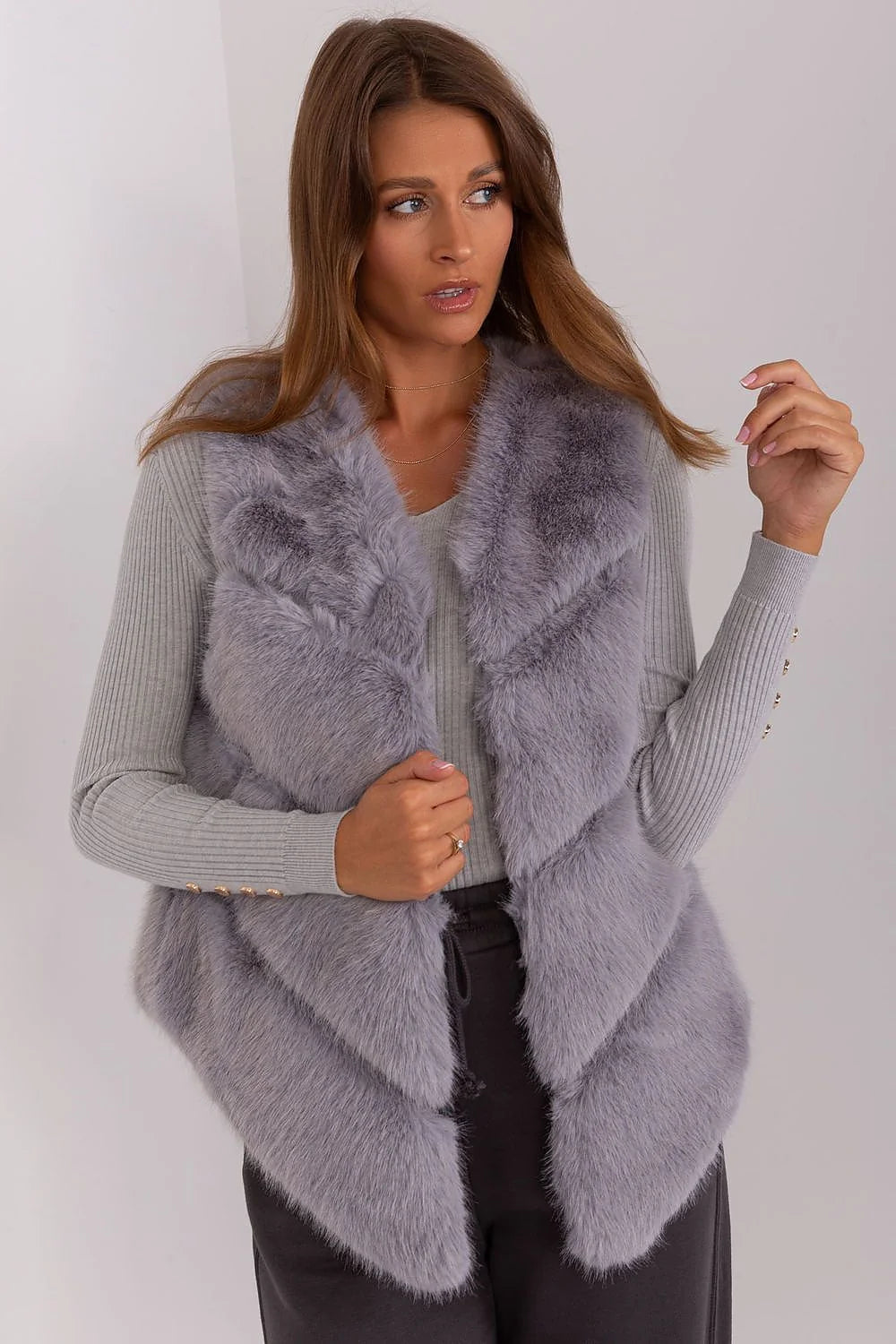 Gilet sans manches en fausse fourrure grise moderne et élégant pour femme, coupe ajustée et doublure intérieure